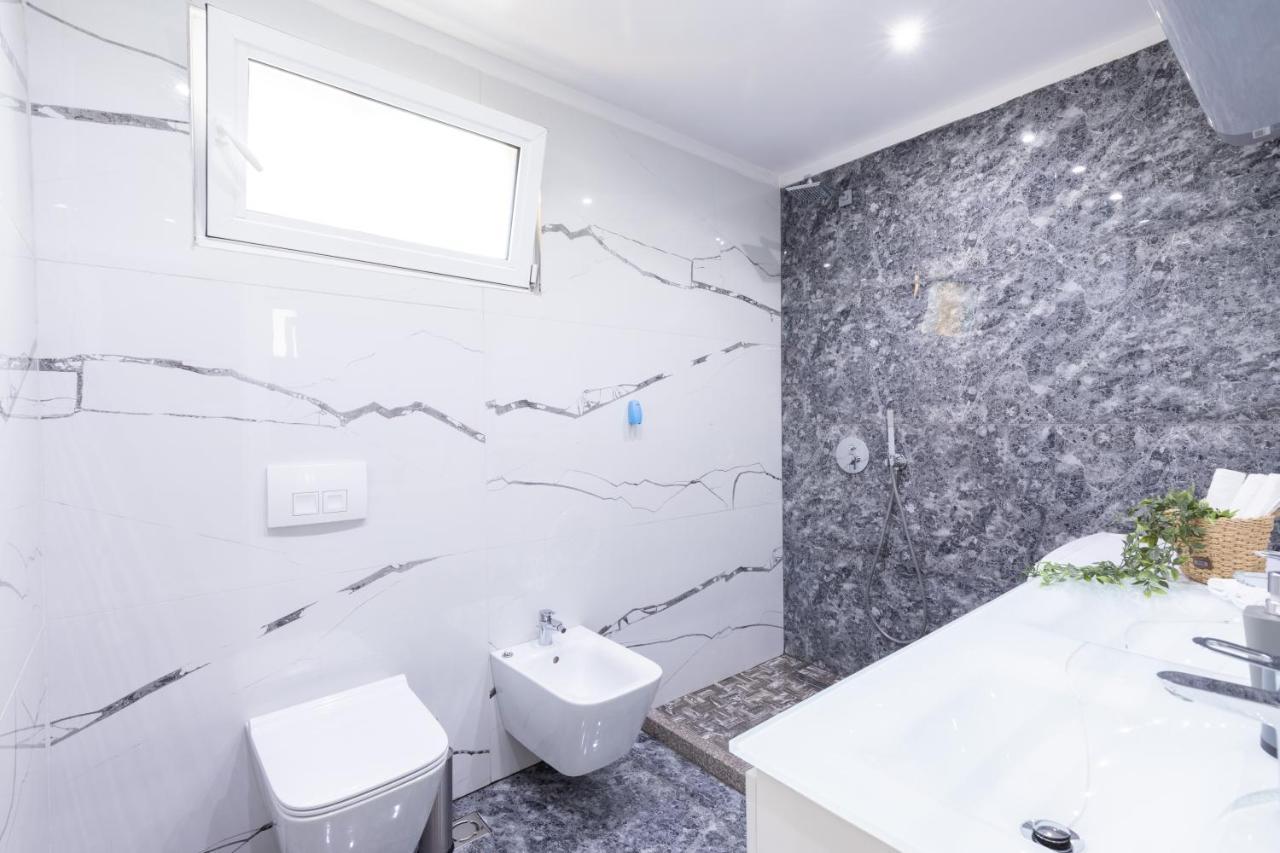 Exclusive 2 Bedrooms Apartment Tirana Bagian luar foto