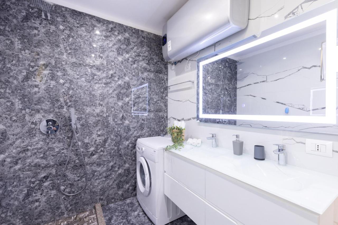 Exclusive 2 Bedrooms Apartment Tirana Bagian luar foto
